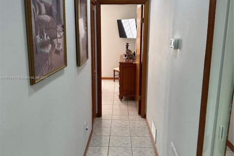 Casa en venta en Hialeah Gardens, Florida, 3 dormitorios, 136.75 m2 № 1235293 - foto 19