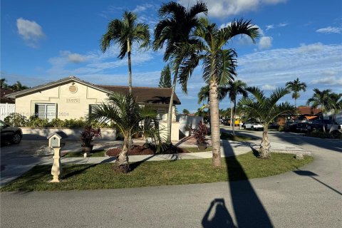 House in Hialeah Gardens, Florida 3 bedrooms, 136.75 sq.m. № 1235293 - photo 3