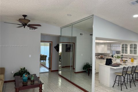 Casa en venta en Hialeah Gardens, Florida, 3 dormitorios, 136.75 m2 № 1235293 - foto 8