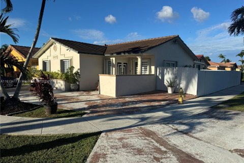 Casa en venta en Hialeah Gardens, Florida, 3 dormitorios, 136.75 m2 № 1235293 - foto 4