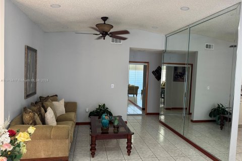 Casa en venta en Hialeah Gardens, Florida, 3 dormitorios, 136.75 m2 № 1235293 - foto 11