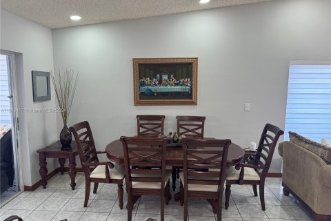 Casa en venta en Hialeah Gardens, Florida, 3 dormitorios, 136.75 m2 № 1235293 - foto 12