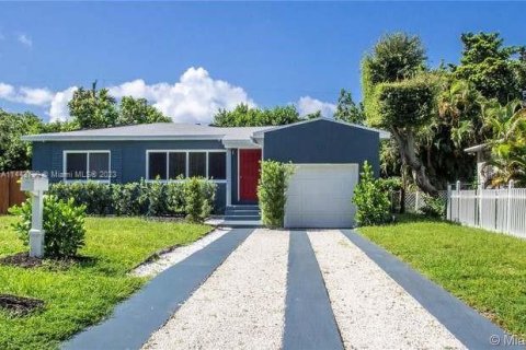 House in North Miami, Florida 4 bedrooms № 692891 - photo 1
