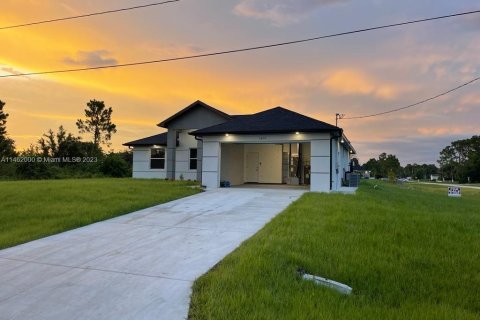 Villa ou maison à vendre à Lehigh Acres, Floride: 3 chambres, 157.75 m2 № 747223 - photo 2