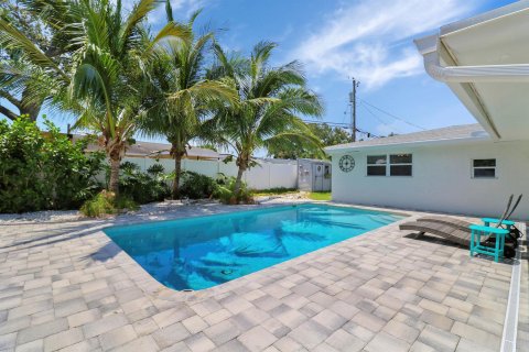 House in Lake Worth, Florida 4 bedrooms, 178.93 sq.m. № 1207565 - photo 6