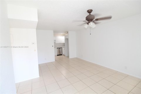 Condominio en alquiler en Coral Springs, Florida, 2 dormitorios, 74.32 m2 № 1345955 - foto 4