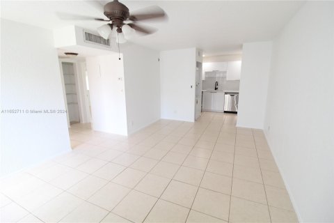 Condominio en alquiler en Coral Springs, Florida, 2 dormitorios, 74.32 m2 № 1345955 - foto 3