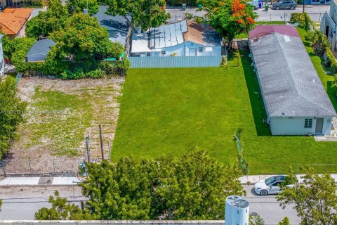 Propiedad comercial en venta en Miami, Florida № 1345953 - foto 13