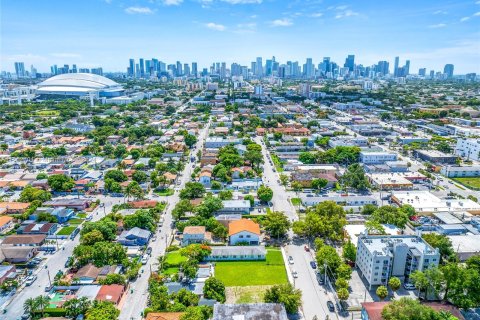 Propiedad comercial en venta en Miami, Florida № 1345953 - foto 14