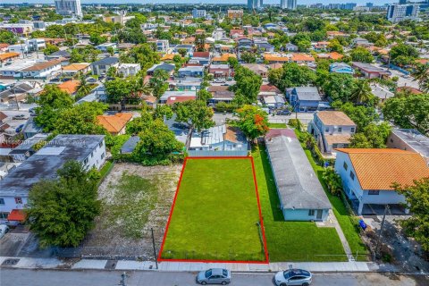 Propiedad comercial en venta en Miami, Florida № 1345953 - foto 2