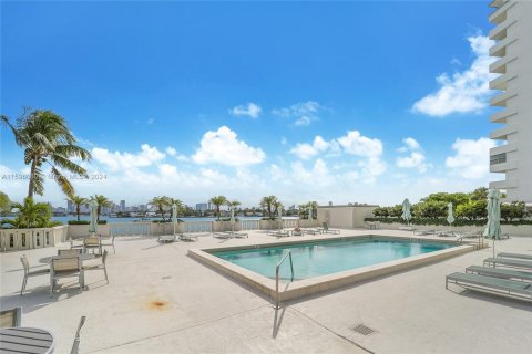 Condo in Miami Beach, Florida, 2 bedrooms  № 1220798 - photo 15