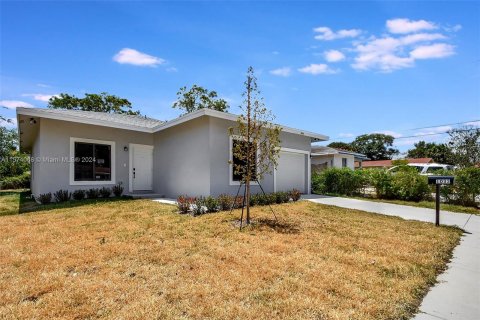 House in Riviera Beach, Florida 5 bedrooms, 180.69 sq.m. № 1145610 - photo 3