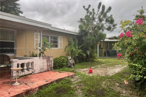 House in Miami Gardens, Florida 3 bedrooms, 114.64 sq.m. № 1360218 - photo 2