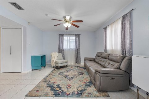 House in Margate, Florida 3 bedrooms, 205.41 sq.m. № 1189918 - photo 23