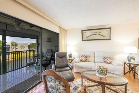 Condo in Tamarac, Florida, 2 bedrooms  № 1215296 - photo 9