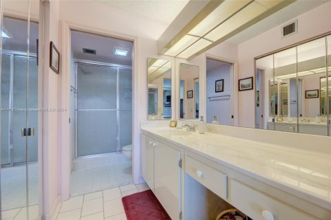 Condo in Tamarac, Florida, 2 bedrooms  № 1215296 - photo 24