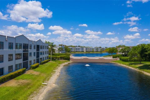 Condo in Tamarac, Florida, 2 bedrooms  № 1215296 - photo 6