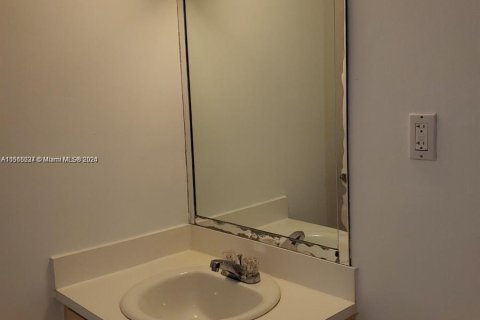 Condo in Miami Beach, Florida, 1 bedroom  № 1119152 - photo 18