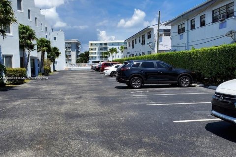 Condo in Miami Beach, Florida, 1 bedroom  № 1119152 - photo 2