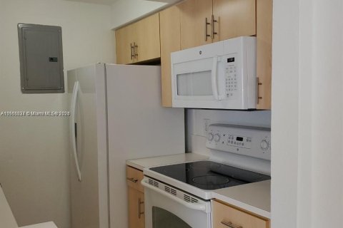 Condo in Miami Beach, Florida, 1 bedroom  № 1119152 - photo 13