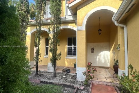 House in Miami, Florida 4 bedrooms, 249.35 sq.m. № 1295060 - photo 1