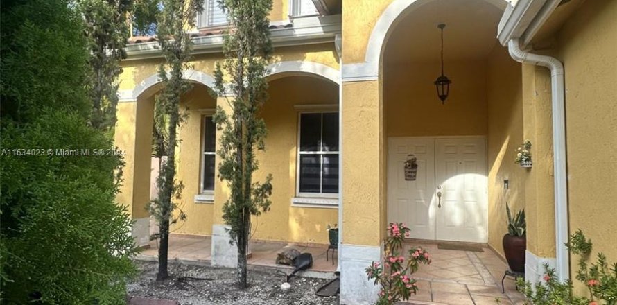 House in Miami, Florida 4 bedrooms, 249.35 sq.m. № 1295060