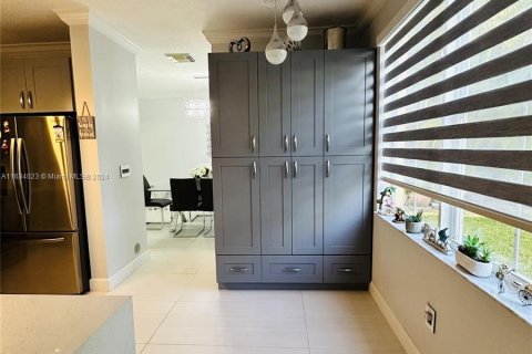 Casa en venta en Miami, Florida, 4 dormitorios, 249.35 m2 № 1295060 - foto 7