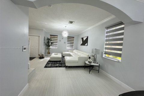 House in Miami, Florida 4 bedrooms, 249.35 sq.m. № 1295060 - photo 9