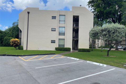 Condo in Tamarac, Florida, 2 bedrooms  № 652594 - photo 5