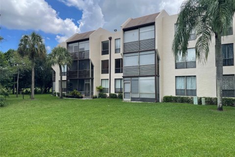 Condo in Tamarac, Florida, 2 bedrooms  № 652594 - photo 11