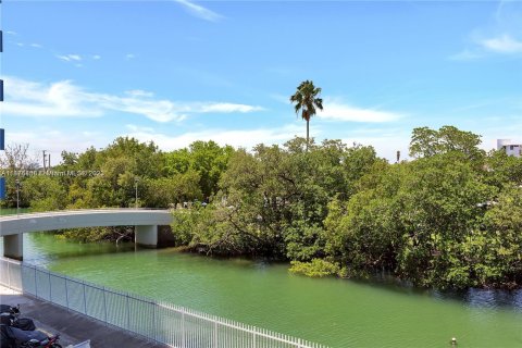 Condo in Miami Beach, Florida, 2 bedrooms  № 855429 - photo 6