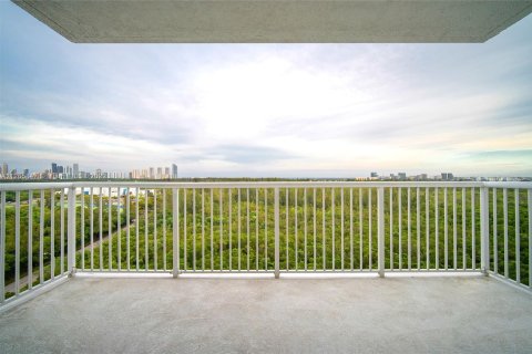 Condominio en venta en North Miami, Florida, 3 dormitorios, 167.32 m2 № 72687 - foto 12