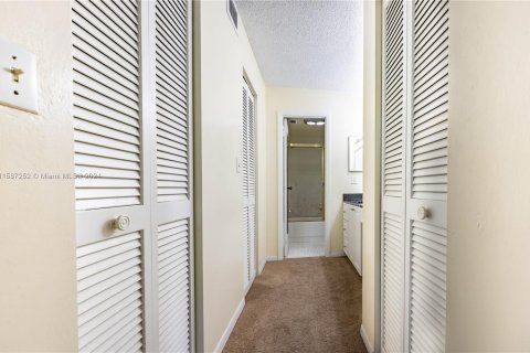 Condominio en venta en Lauderhill, Florida, 1 dormitorio, 80.82 m2 № 1175934 - foto 8