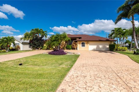 Villa ou maison à vendre à Punta Gorda, Floride: 3 chambres, 232.63 m2 № 1091025 - photo 2