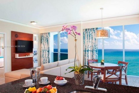 Condo in Sunny Isles Beach, Florida, 2 bedrooms  № 1328990 - photo 1