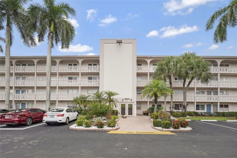 Condo in Coconut Creek, Florida, 2 bedrooms  № 1347865 - photo 1