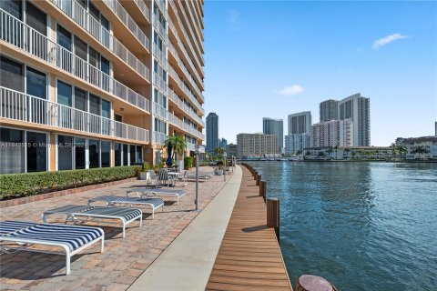 Condo in Hallandale Beach, Florida, 2 bedrooms  № 1321286 - photo 13