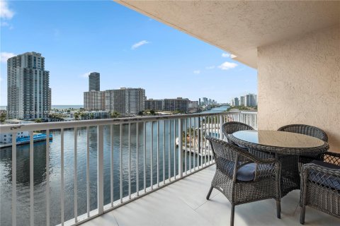 Condo in Hallandale Beach, Florida, 2 bedrooms  № 1321286 - photo 11