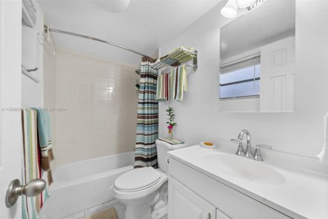 Condo in Hollywood, Florida, 2 bedrooms  № 1220800 - photo 10