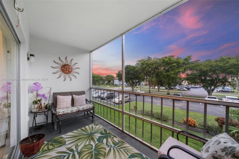 Condo in Hollywood, Florida, 2 bedrooms  № 1220800 - photo 1