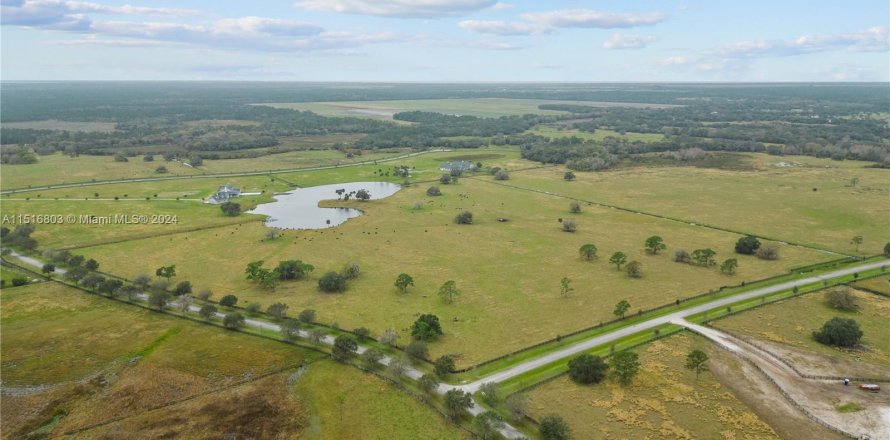 Land in Okeechobee, Florida № 956561