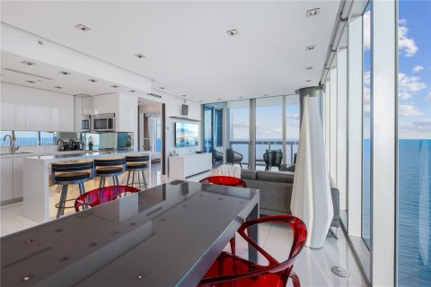 Condo in Miami Beach, Florida, 2 bedrooms  № 1324547 - photo 14