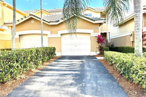 Townhouse in Weston, Florida 2 bedrooms, 107.3 sq.m. № 1155311 - photo 1