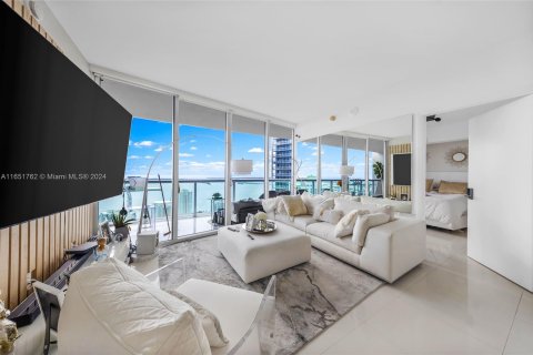 Condo in Miami, Florida, 2 bedrooms  № 1345650 - photo 1