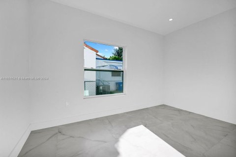 House in Miami, Florida 4 bedrooms, 149.2 sq.m. № 1345649 - photo 23