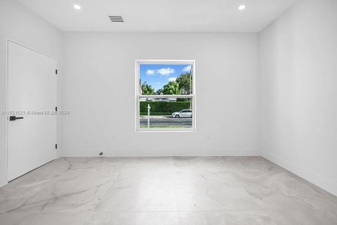 House in Miami, Florida 4 bedrooms, 149.2 sq.m. № 1345649 - photo 21