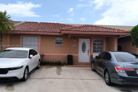 Condominio en venta en Hialeah, Florida, 2 dormitorios, 84.54 m2 № 1345607 - foto 1