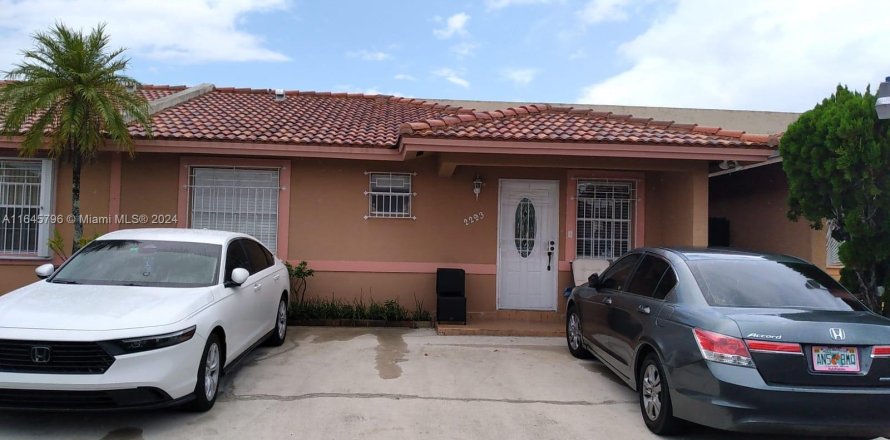 Condominio en Hialeah, Florida, 2 dormitorios  № 1345607