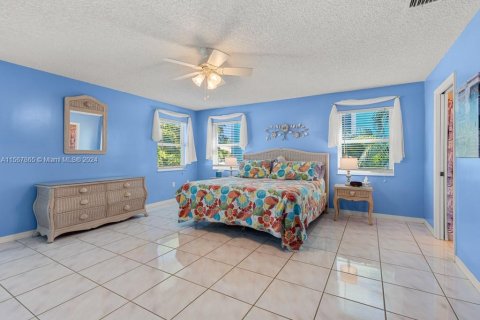 House in Marathon, Florida 5 bedrooms, 155.15 sq.m. № 1117284 - photo 27