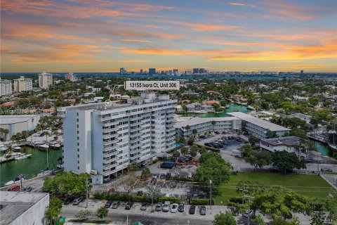 Condominio en venta en North Miami, Florida, 2 dormitorios, 101.82 m2 № 1117235 - foto 1